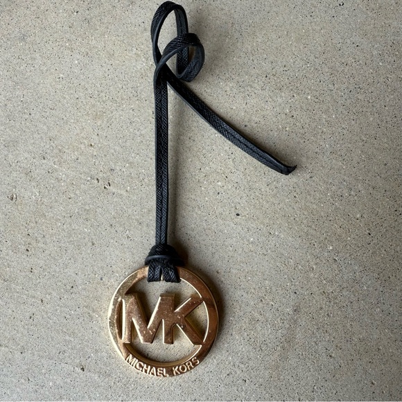 Michael Kors gold and black leather hang tag - Picture 2 of 6